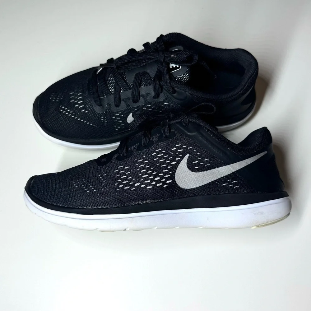 Nike Kids Flex 2016 Run Black Mesh Sneakers with White Accents Size- 4Y